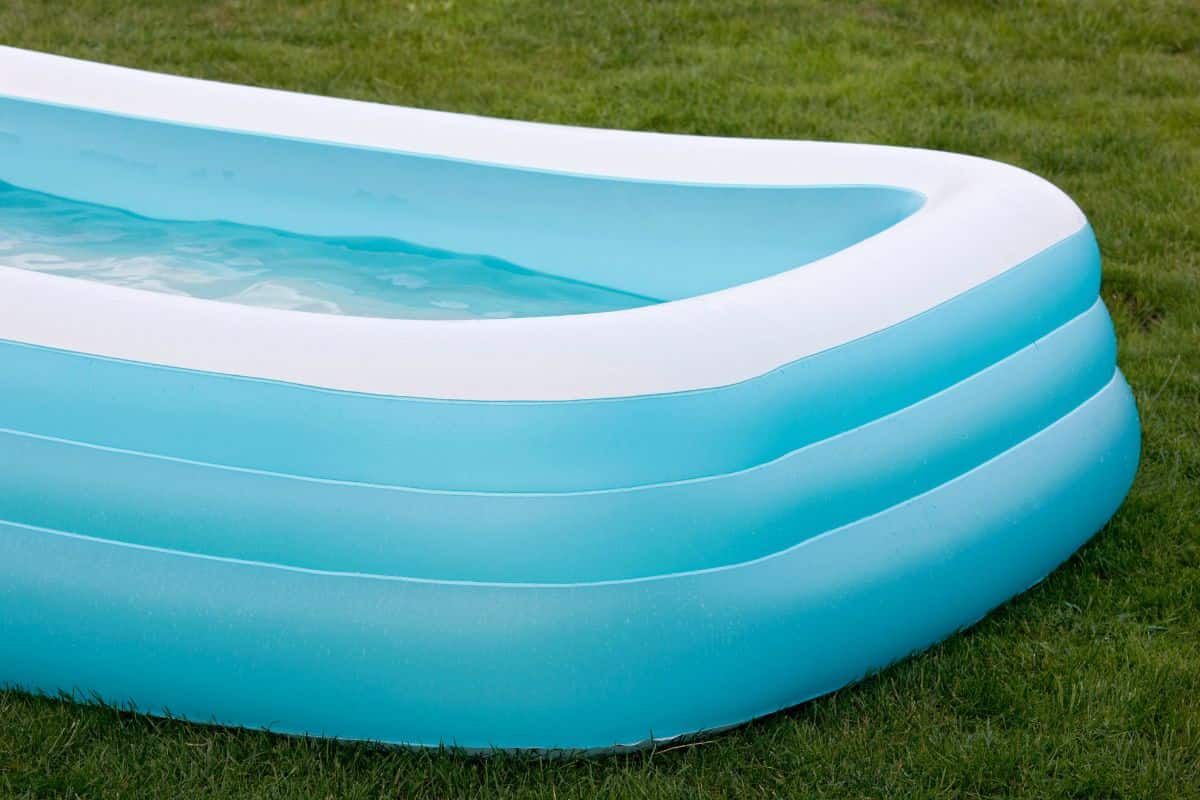 Piscina gonfiabile sul prato finto