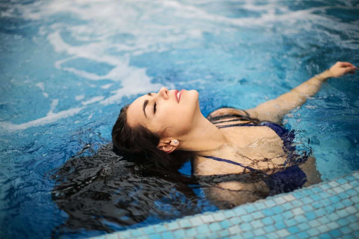 Donna in piscina