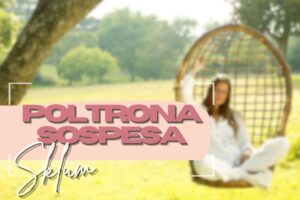 Donna su poltrona sospesa in giardino