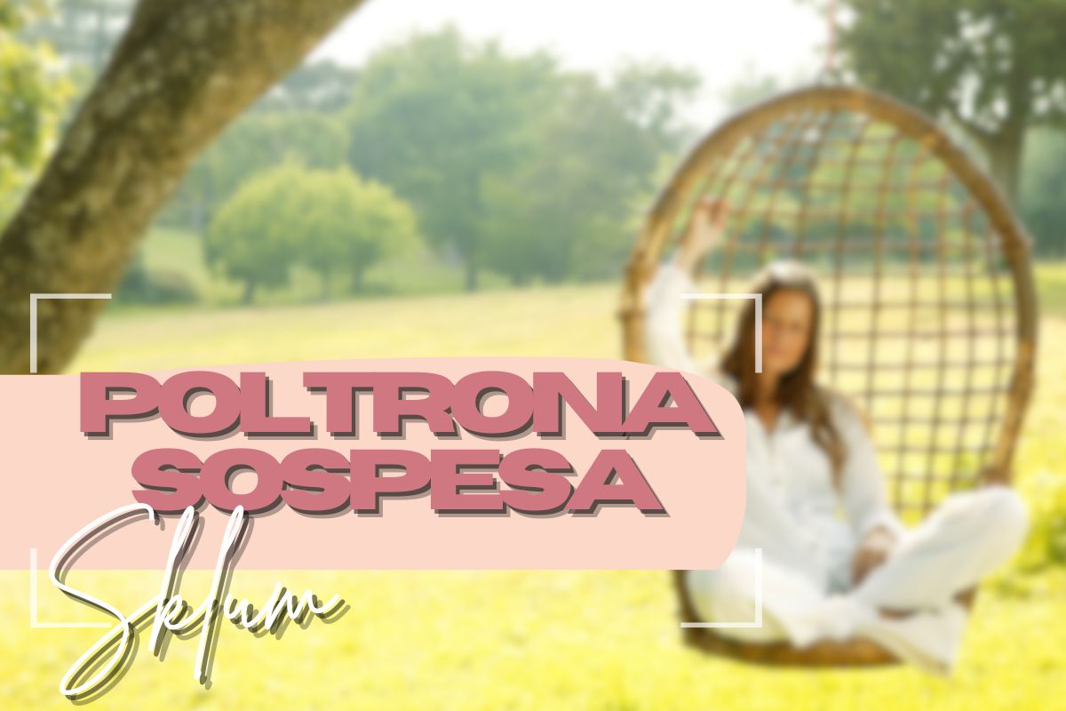 Donna su poltrona sospesa in giardino