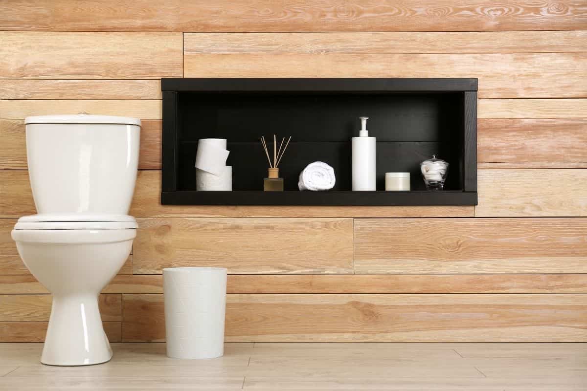 Nicchia in bagno con prodotti