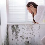 donna disperata che guarda il muro