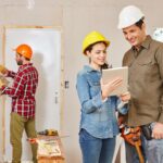 delle persone che stanno lavorando per ristrutturare una casa