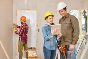 delle persone che stanno lavorando per ristrutturare una casa