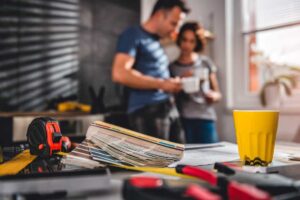 Uomo e donna, attrezzi per lavori in casa
