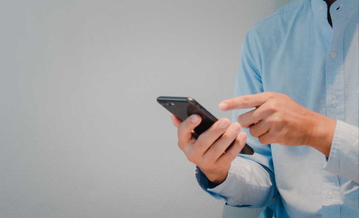 uomo con smartphone in mano