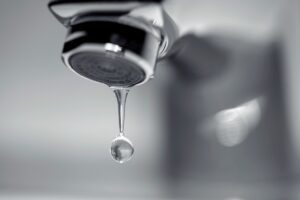 rubinetto del bagno che gocciola