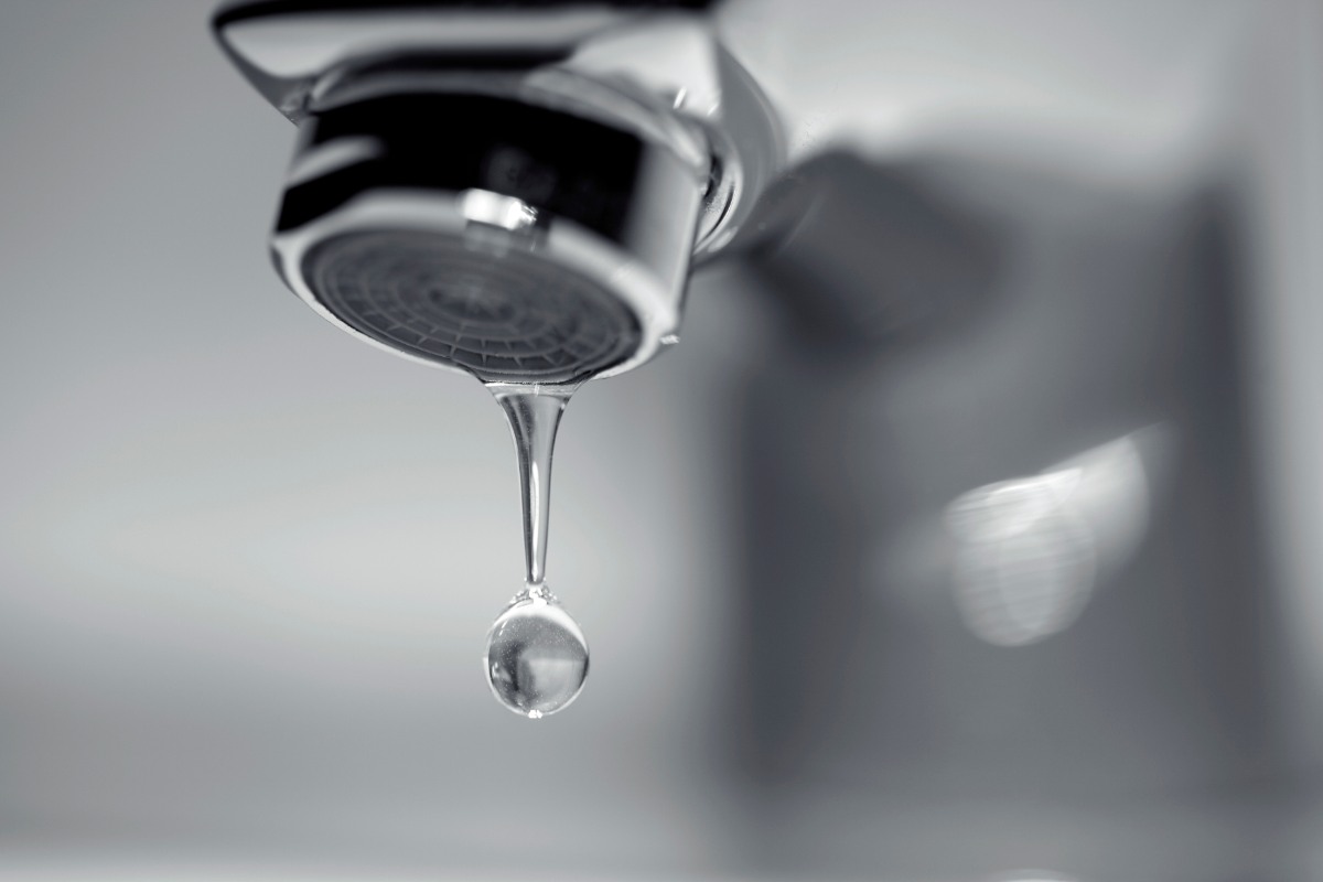 rubinetto del bagno che gocciola