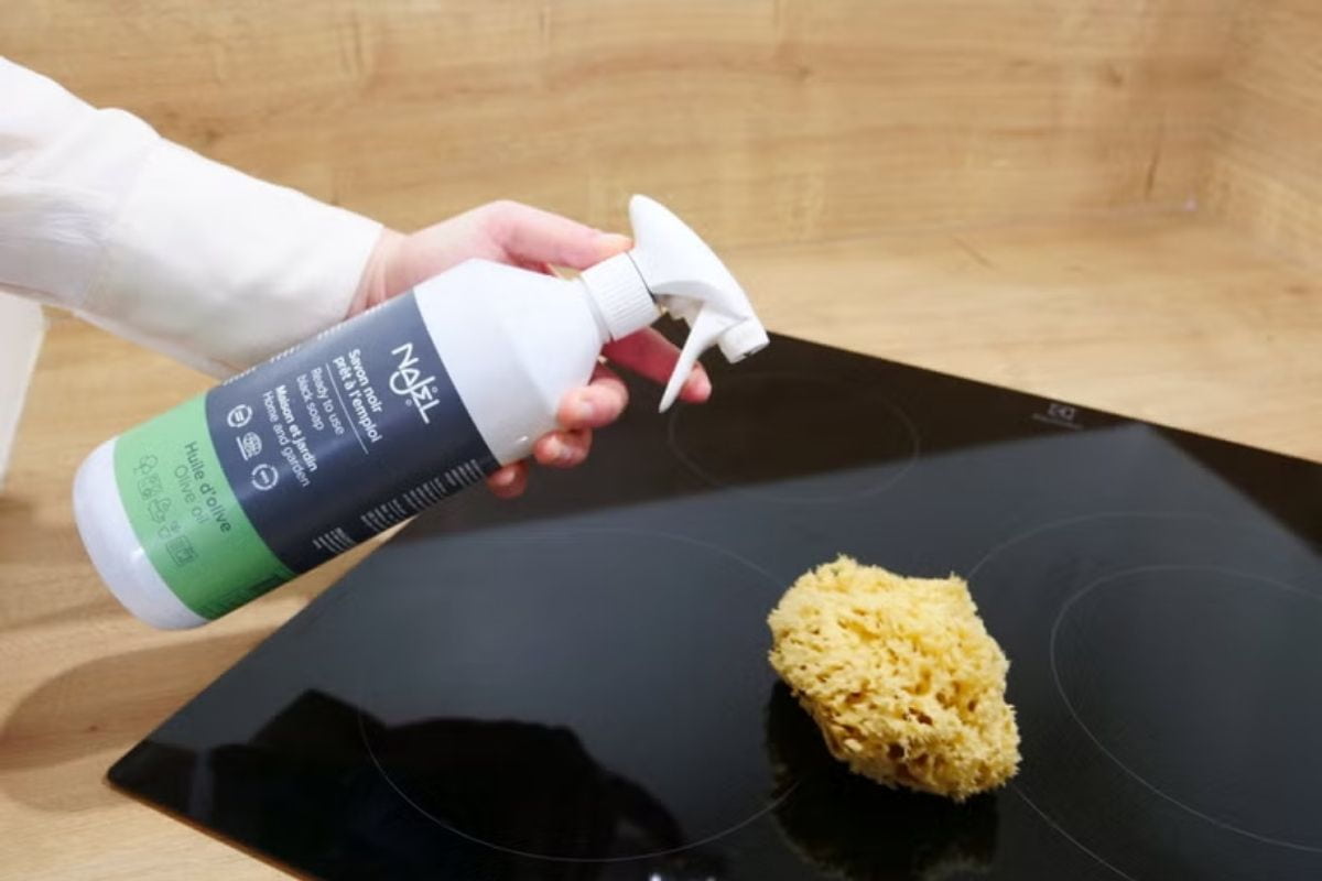 flacone di sapone nero