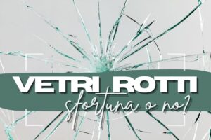 Vetro rotto con scritte in primo piano