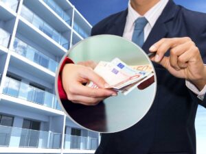 Uomo con soldi e condominio alle spalle