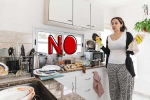 una donna sconvolta per la casa disordinata e sporca