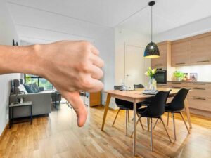 sfondo cucina con tavolo in legno e pollice in giù