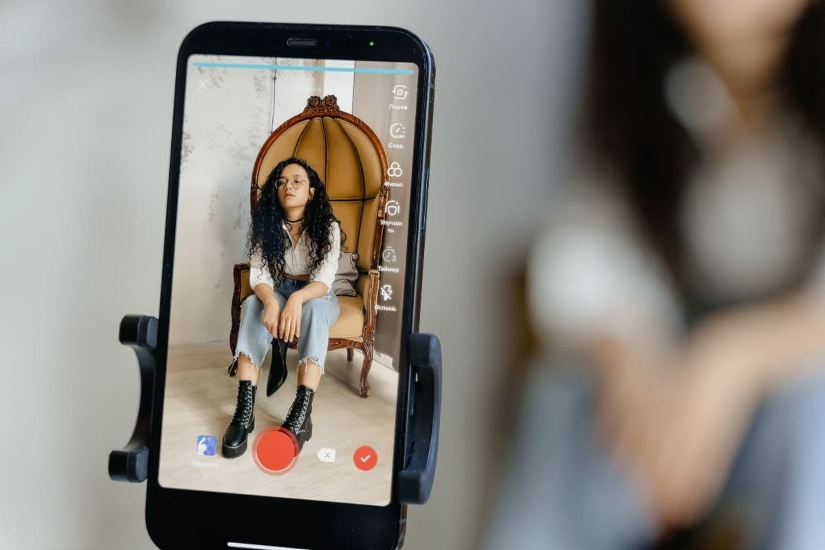 ragazza ripresa dal cellulare