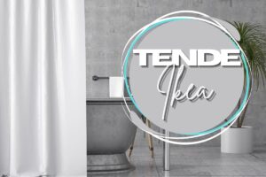 vasca da bagno con tenda e scritte in primo piano