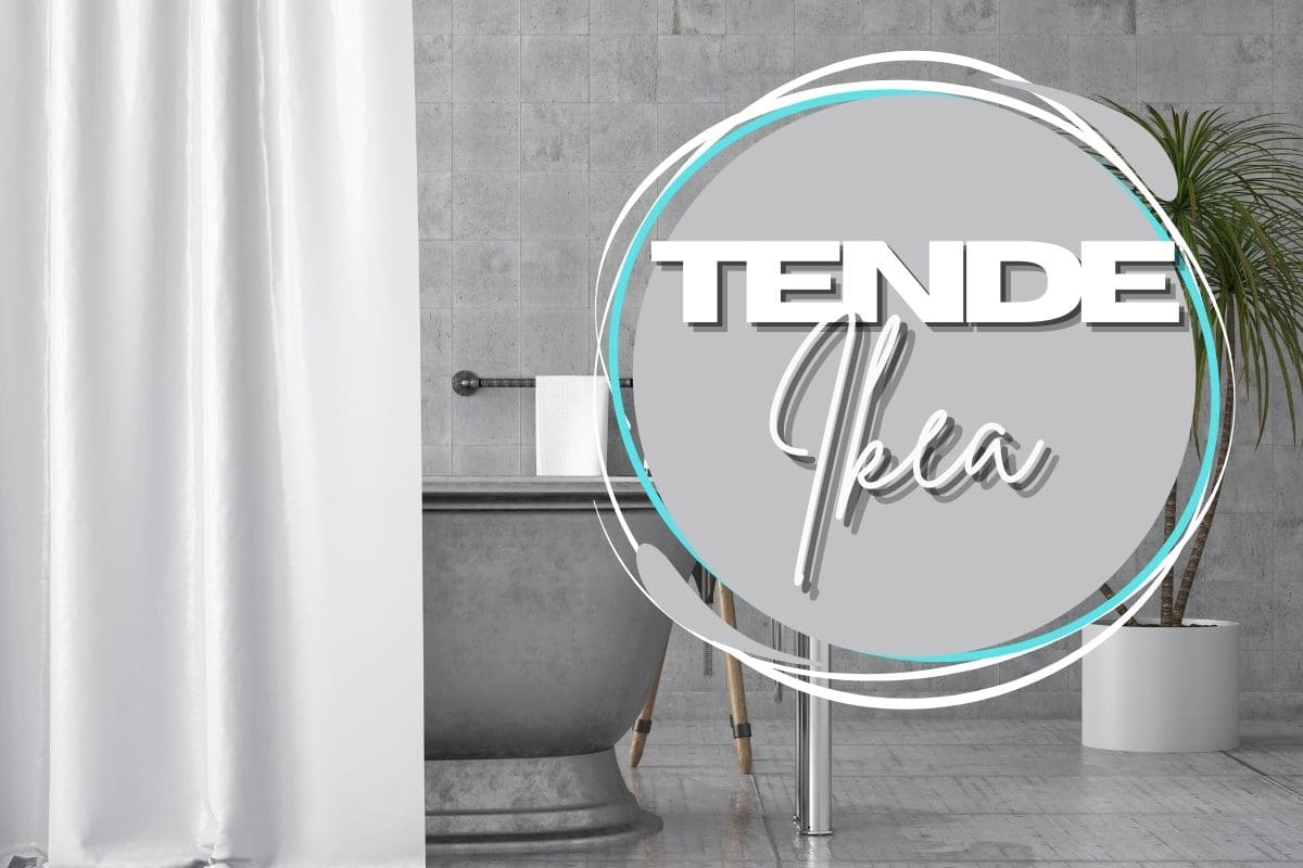 vasca da bagno con tenda e scritte in primo piano