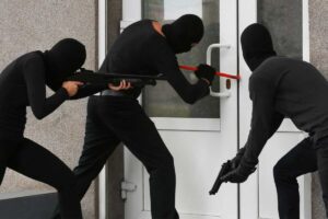 Ladri provano a scassinare porta