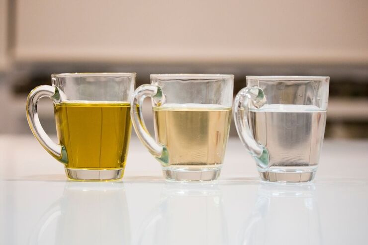 Tazzine con olio, aceto e acqua