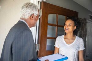 Persona sullo stipite della porta