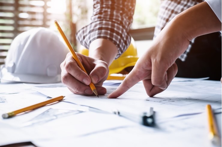 uomo con progetto, matita e casco lavoro 