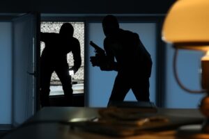 ladri che entrano in casa