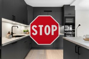 cucina nuova e segnale di stop