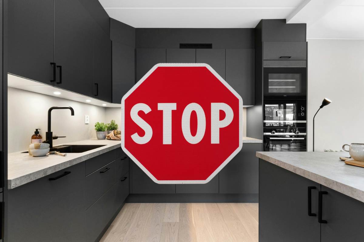 cucina nuova e segnale di stop
