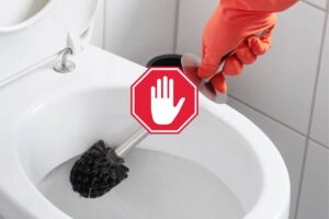 Scopino per il WC e segnale di divieto