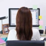Donna la computer di spalle