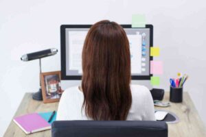 Donna la computer di spalle