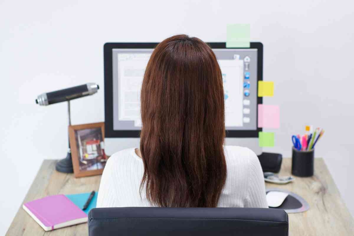 Donna la computer di spalle