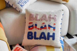 cuscini con le scritte Westwing per arredare il soggiorno in modo allegro