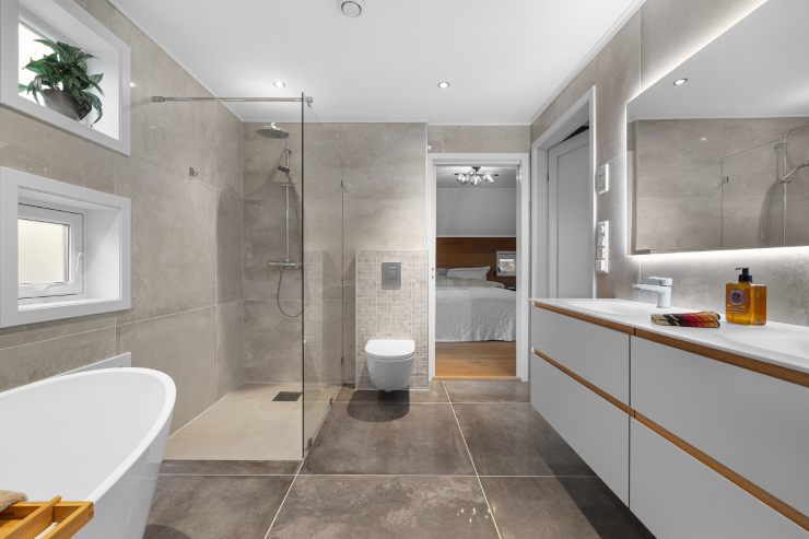 Un bagno ben arredato con i mobili di ikea