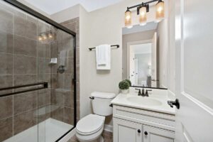 Un bagno piccolo e ben arredato