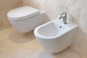 Un tradizionale bidet in un bagno