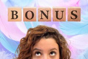 Bonus e donna che guarda su