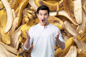 Sfondo con bucce di banana e uomo felice