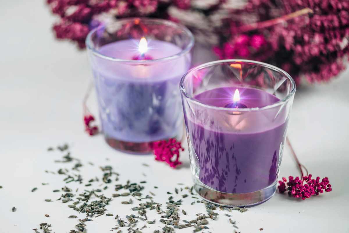 due bicchieri con dentro le candele profumate