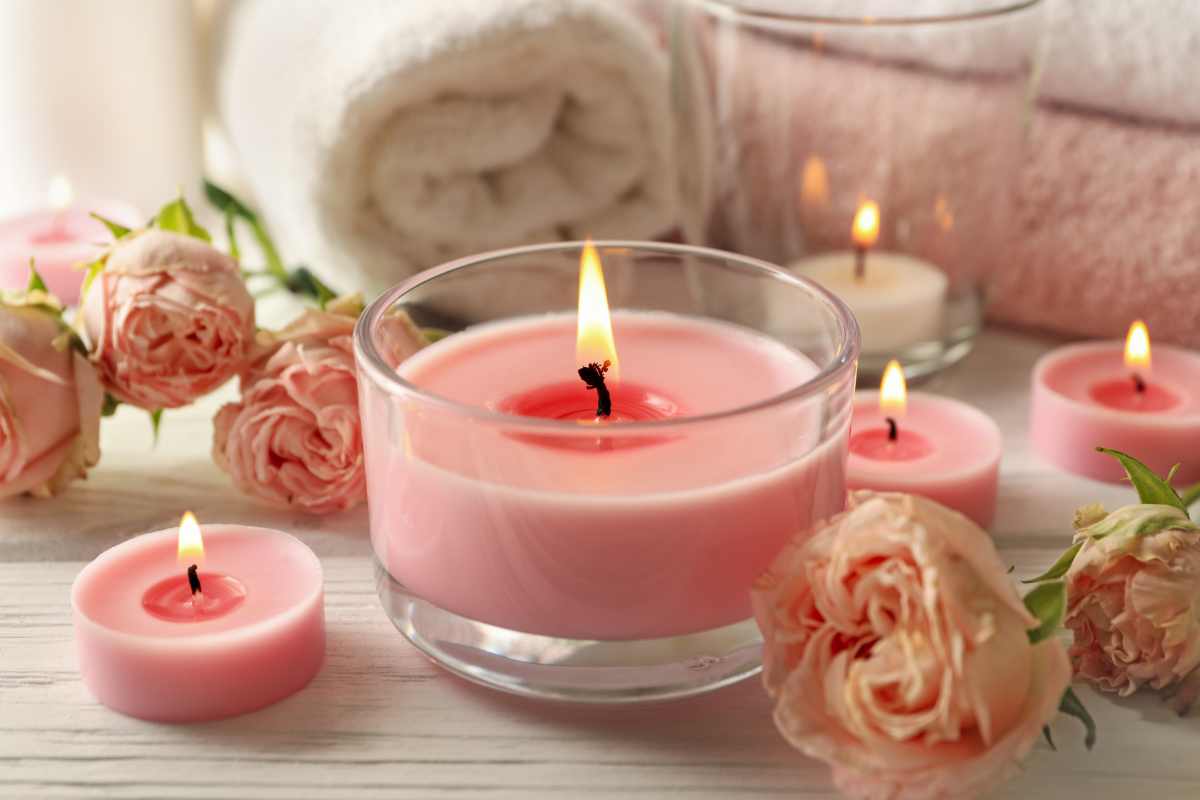 diversi tipi di candele profumate accese