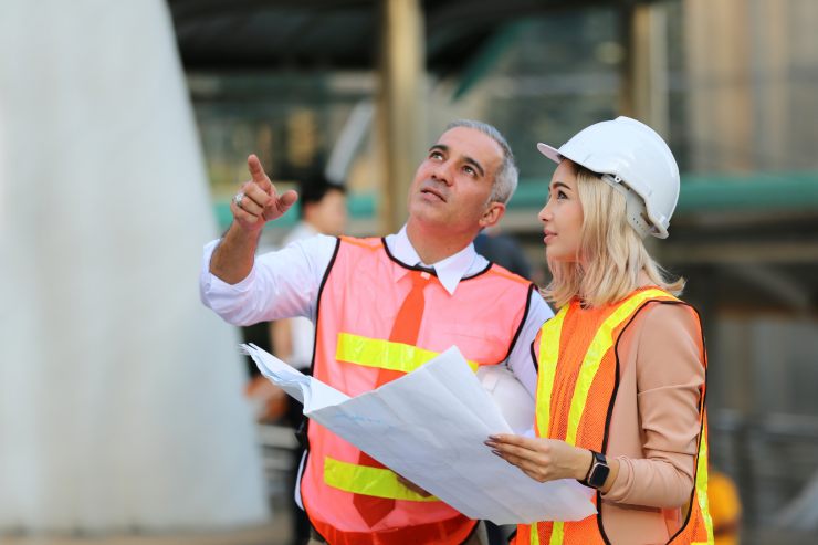 Due lavoratori che ragionano sul progetto di ristrutturazione condominiale