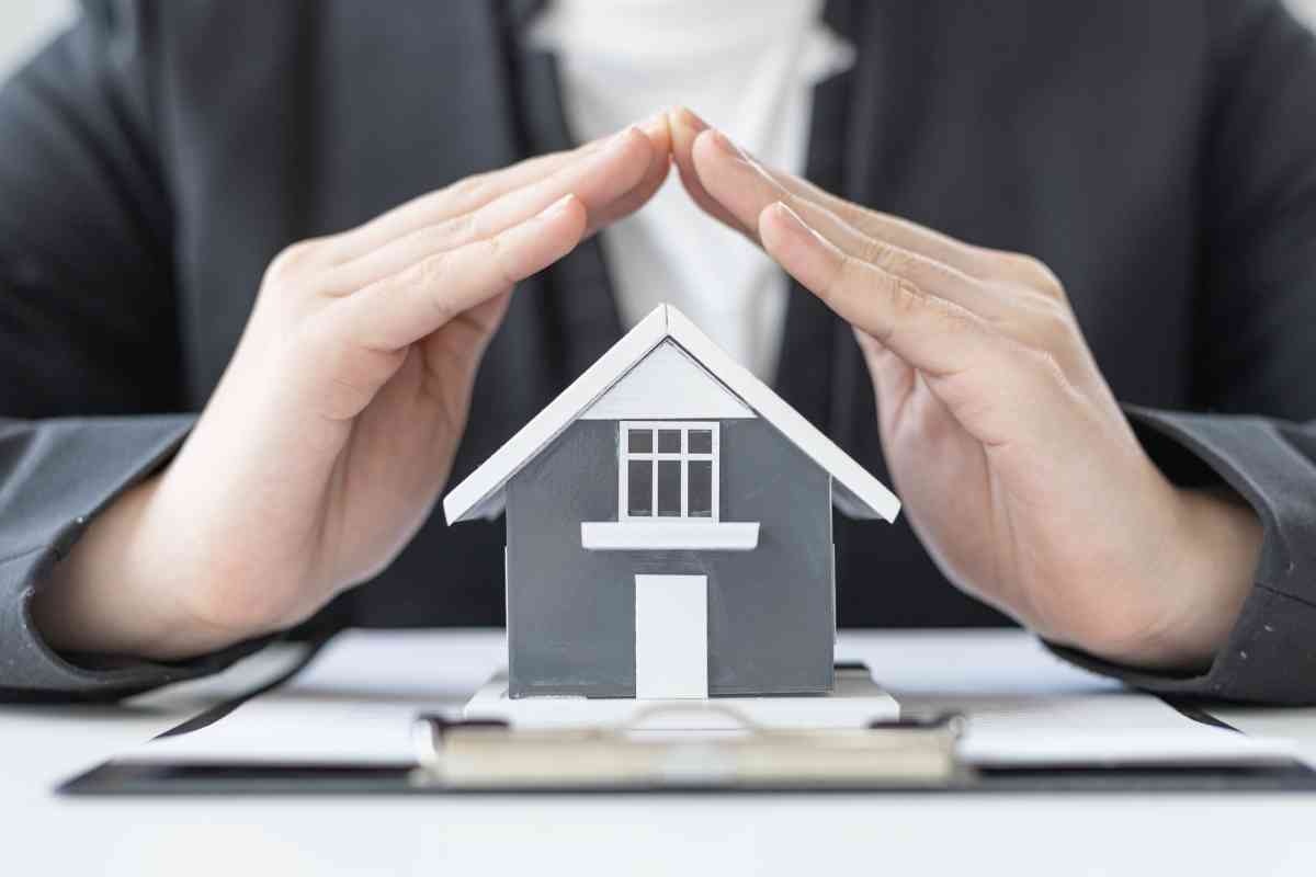 Mani che proteggono la casa