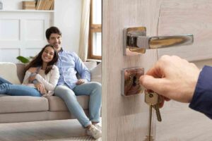 Aprire la porta e persone sul divano
