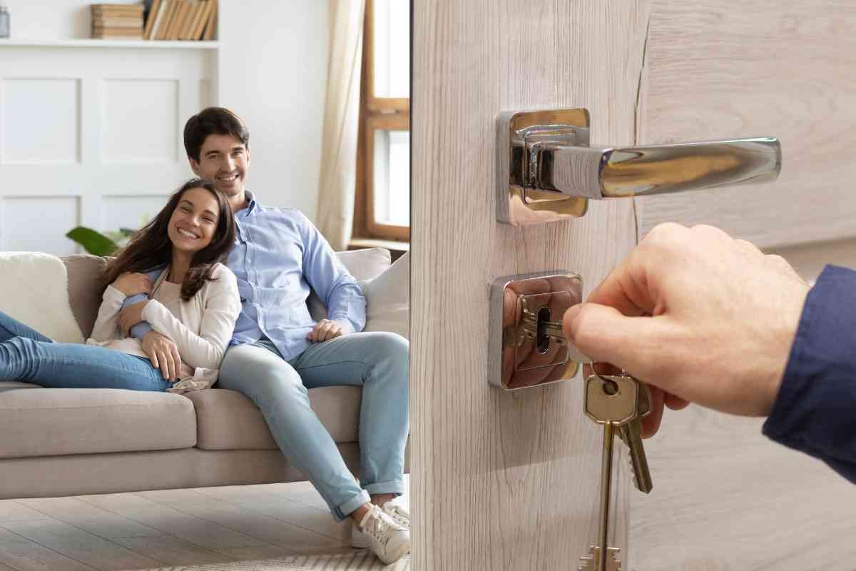 Aprire la porta e persone sul divano