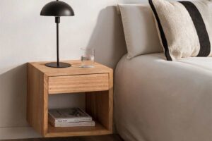 un letto con di fianco uno dei comodini sospesi Sklum Gyda