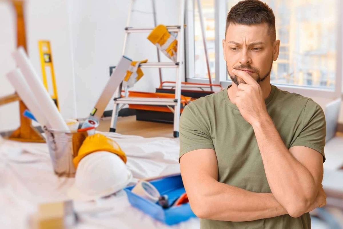 Uomo, casa in ristrutturazione