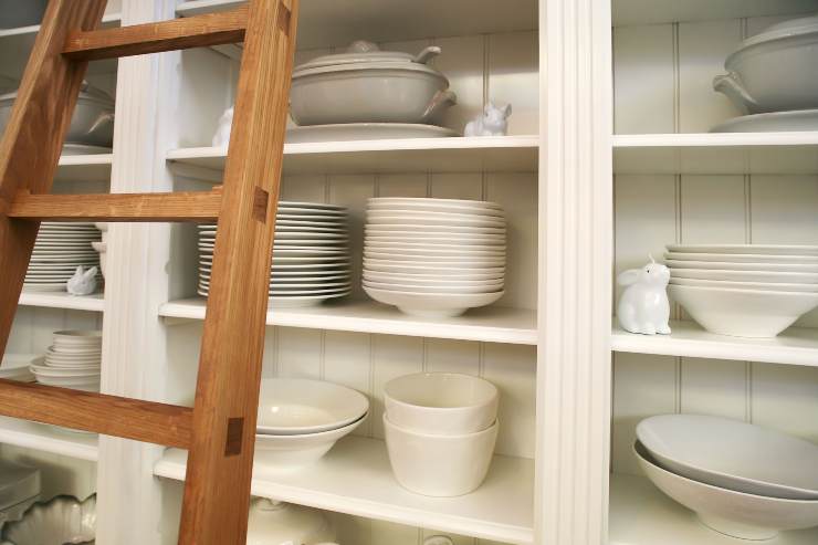 Piatti negli scaffali