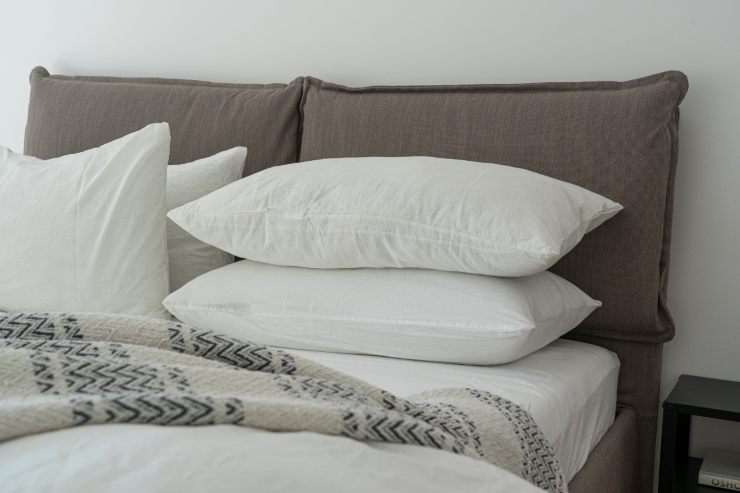 Un letto con sopra dei cuscini puliti