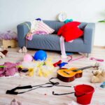 Un salone disordinato con tanti giochi sparpagliati