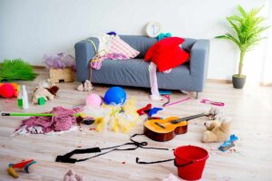 Un salone disordinato con tanti giochi sparpagliati