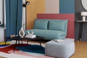 uno dei divani best sellers Maisons du Monde inserito in un soggiorno moderno con pareti colorate